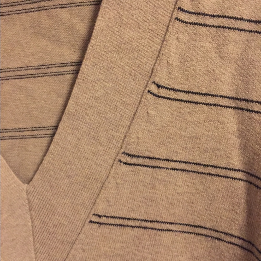 Banana Republic V-Neck sweater - Picture 4 of 6